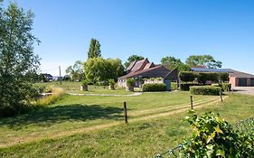 Landelijk vakantiehuis in Diksmuide met een tuin en vijver